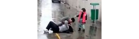 【拍客】男子出轨被逮 街头狂打老婆
