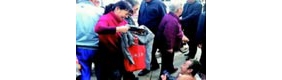 “最美红衣大姐”网络爆红，为残疾乞丐买衣御寒