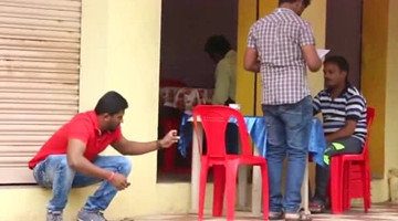 恶搞抽路人的凳子，结果被路人追赶，尴尬了吧！