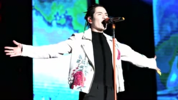 萧敬腾演唱会出意外大雨断电 老萧卡在半空中