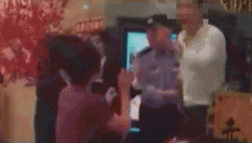 店内抽烟引发冲突 一男子当众辱骂孕妇