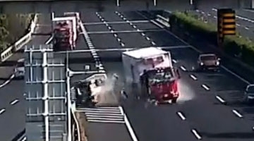 面包车疑似错过高速出口强行变线 被后方货车直接撞飞