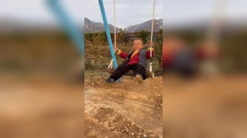 萌娃乐园可爱的少林寺小和尚在打秋千