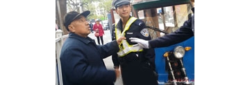 【拍客】违章大爷撕哭90后交警 当街下跪"忏悔"