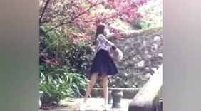 美女身姿优美，舞蹈般般入花