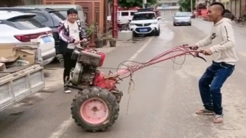高手在民间，山东小哥亲手为你展示手扶拖拉机上货车，太厉害了！