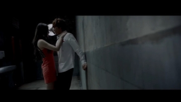 美女对帅哥一见钟情，卫生间里主动出击，把帅哥逼到了墙角