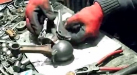 电焊牛人现场表演“绝活”，焊了一条机械腿，这水平服了！