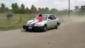 疯狂！实拍男子将妻子绑汽车引擎盖上一路狂奔