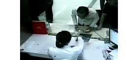 【拍客】神相遇！小偷与失主在银行同一柜台办业务被抓