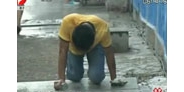 【拍客】实拍失恋男下跪自虐求复合