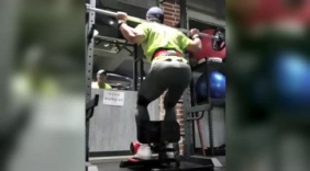 你知道肌肉型男杠铃锻炼腿部力量，还是锻炼背阔肌呢？