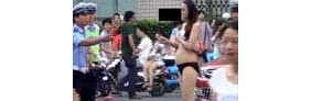 【拍客】女子穿着暴露马路横逛影响交通