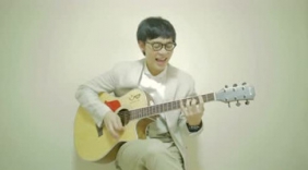 泰国小哥哥Boat甜蜜弹唱，好听到哭