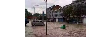 【拍客】现场直击浙江山洪暴发 街道被淹成水国
