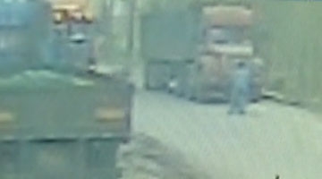 监控:骑车人离奇被电缆勒死 大货车过路扯断电缆瞬间