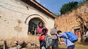 【拍客】患病父母以死相逼让孩子去上学 兄妹跪别父母返校