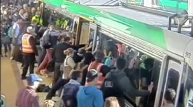  乘客推100吨地铁救老人