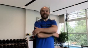 型男袁文康健身房直播开撩