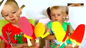 熊孩子：2个萌宝抢吃冰棍，那场景简直可爱至极！