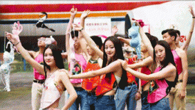 大学女生穿肚兜抛胸罩 呼吁关注女性乳房健康