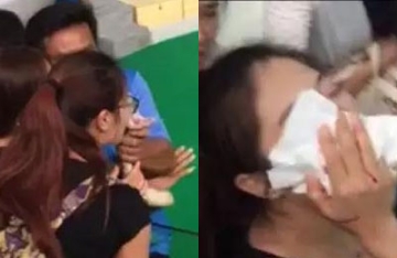 【拍客】中国女游客泰国亲吻蟒蛇 被咬鼻子血流满面