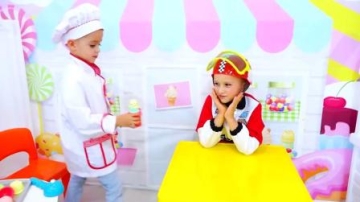 萌娃小可爱：小赛车手也来吃冰淇淋了，这冰淇淋球太美味了，亲子益智玩具儿童乐园