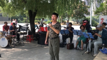 民间好声音，40岁气质大姐公园高唱《女儿情》，比原唱更有味道！