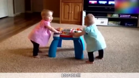 双胞胎宝宝学走路，爸爸打开音乐后，宝宝的反应让全家笑疯了！