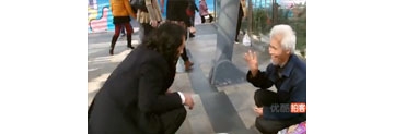 【拍客】魔术师为老人变路费 让世界充满爱