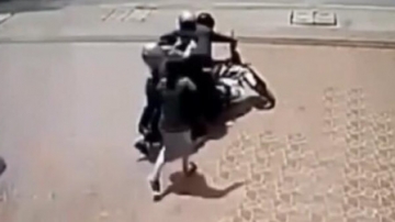 视频实拍俩女子与劫匪搏斗瞬间，这身手真让人佩服，太惊险了