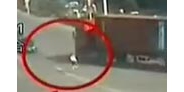 【拍客】监拍女子车祸瞬间翻滚逃生 体操姐