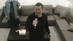 喜欢土嗨唱K社会摇还和摄像机躲猫猫 陈建斌绝对是史上反差萌最佳