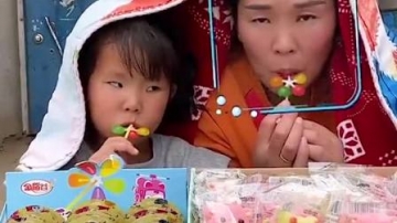 趣味童年：萌娃和妈妈在被窝里偷偷吃糖果