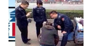【拍客】女摊主向城管下跪求饶 城管边笑边拍照