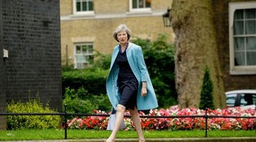 梅姨初入唐宁街 走错方向耸肩萌态尽显