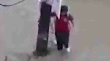 女孩掉排水沟被吸走 几秒后出现在数米外街边