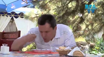 恶搞顾客，用餐时突然从餐盘里喷水出来