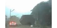 【拍客】轿车遭土石轰顶 “毫厘间”险被压扁