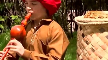 国外街头恶搞整人，不要靠近这个笼子！