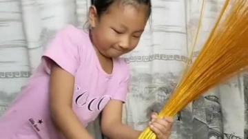 高手在民间，00后小女孩自幼学扎丝，靠这手艺养活了全家人！