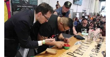 辣到怀疑人生！参赛者挑战最辣的死神辣椒