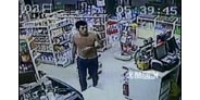 【拍客】男子吸毒致幻 打砸抢劫2家店铺被抓
