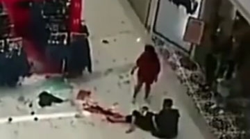 丹东万达广场玻璃顶棚掉落 顾客被砸身旁一滩血迹