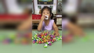 童年趣事：萌娃还能吃棒棒糖吗