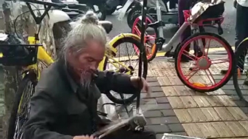街头拉二胡的老爷爷，拉起二胡来一脸的陶醉，果然是高手在民间！