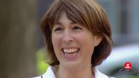 老外街头恶搞 争风吃醋