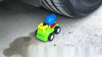 牛人用汽车碾压玩具章鱼，真的好减压啊，好过瘾啊