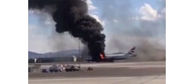 【拍客】英航客机在美国机场地面突发大火