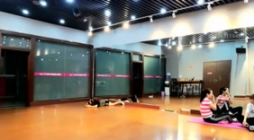 美女舞蹈室跳爵士舞 动感十足